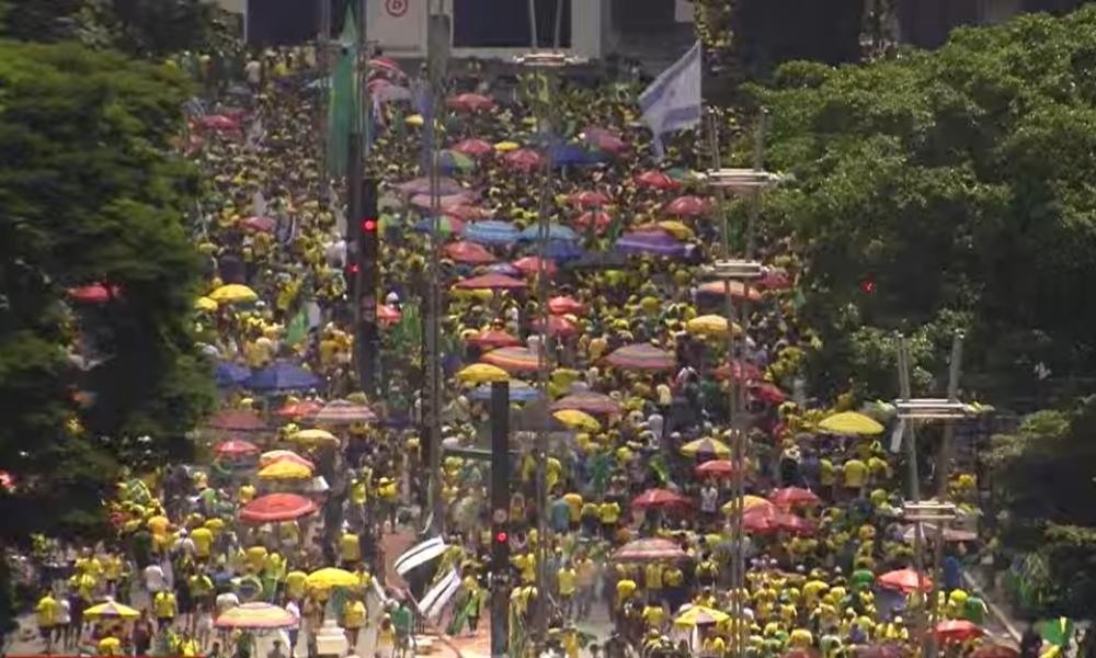 Manifestantes iniciam concentração na Avenida Paulista para ato pró-Bolsonaro