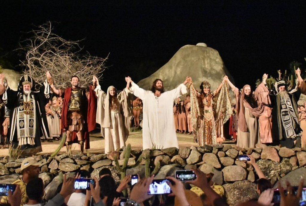 Encenações da Paixão de Cristo retornam com público após dois anos; veja fotos