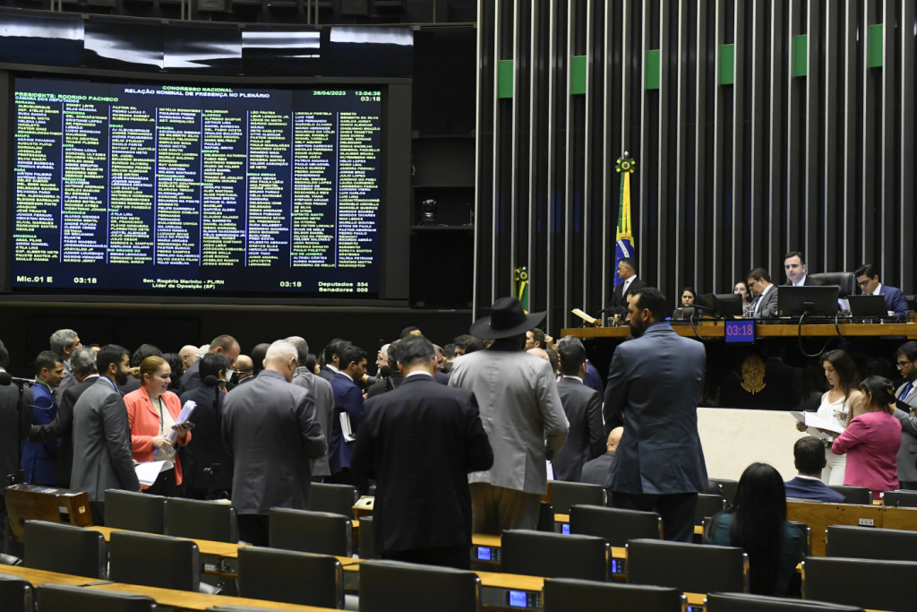 Após acordo, Congresso mantém veto de Bolsonaro à correção anual do piso da enfermagem