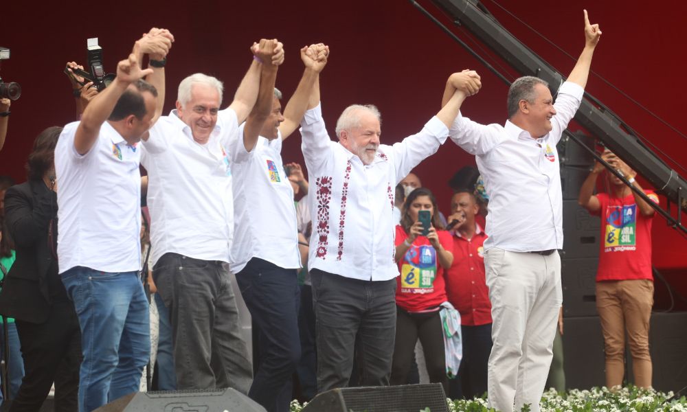 Lula faz aceno às Forças Armadas e diz que não irá tolerar ameaças contra as instituições