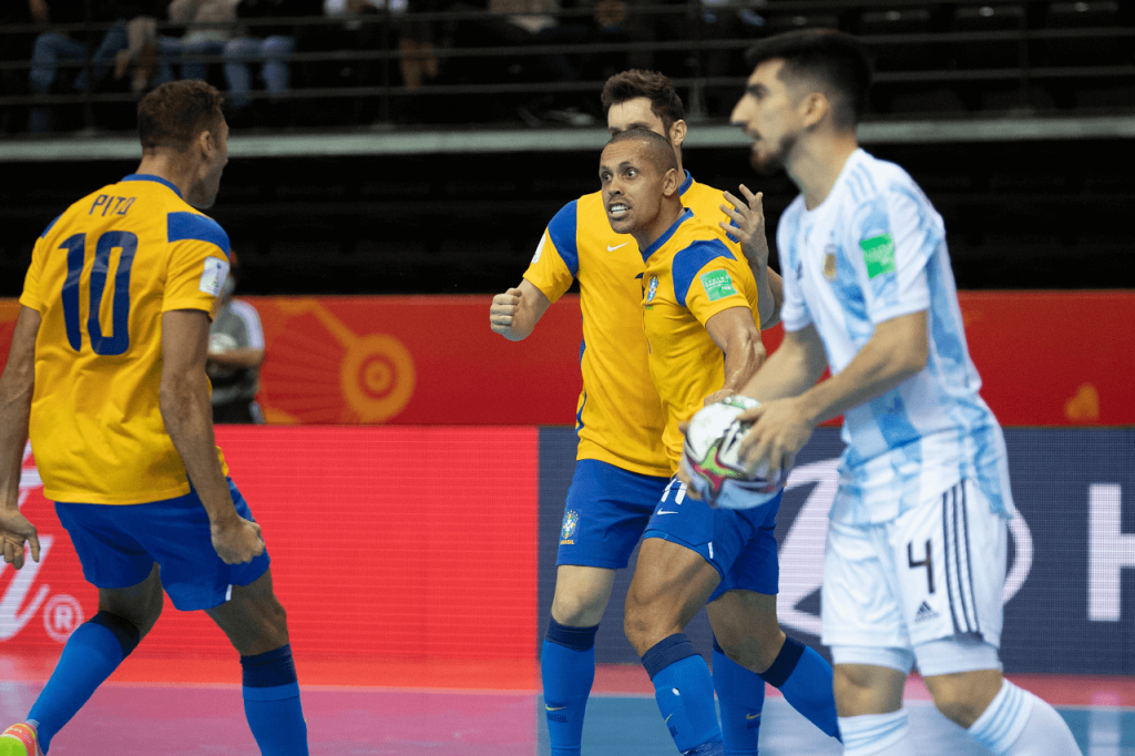 Brasil perde para a Argentina por 2 a 1 e está fora da final do Mundial de Futsal