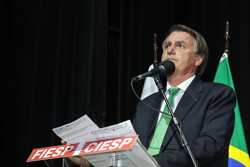 Na véspera da posse de André Mendonça, Bolsonaro elogia indicado e critica Fachin