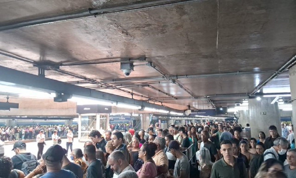 Metroviários iniciam paralisação surpresa no feriado e causam transtornos no Metrô de São Paulo
