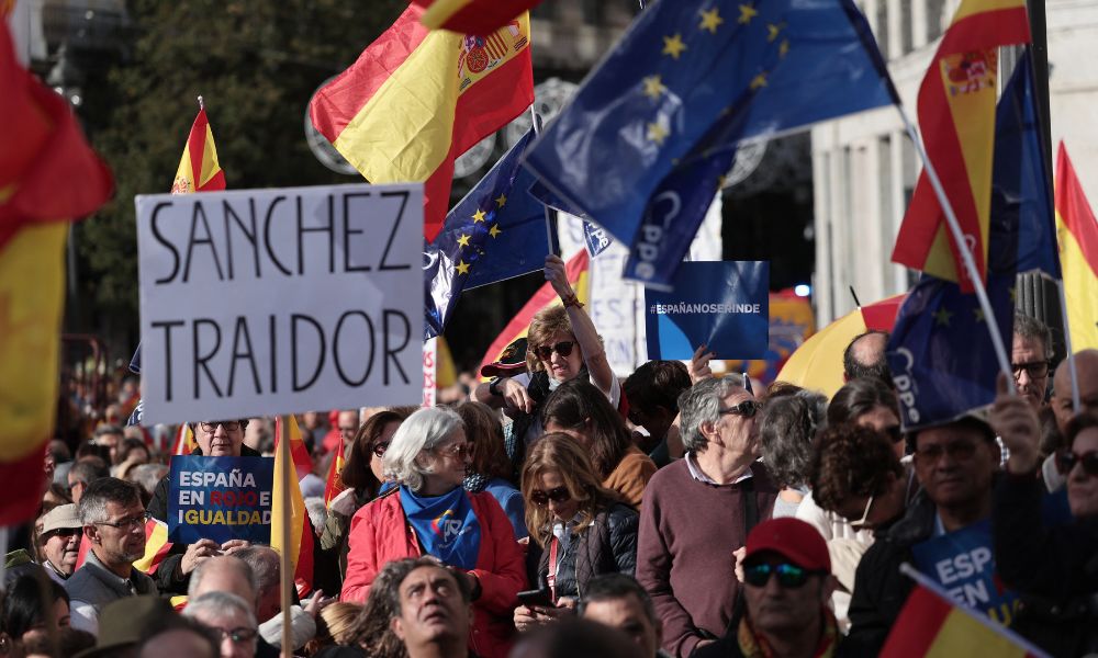 Espanha vota nesta quinta-feira a continuidade de Pedro Sánchez no poder em meio a protesto contra anistia catalã