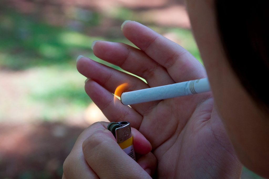 Estudo revela que nove em cada dez adolescentes compram cigarro em comércio autorizado