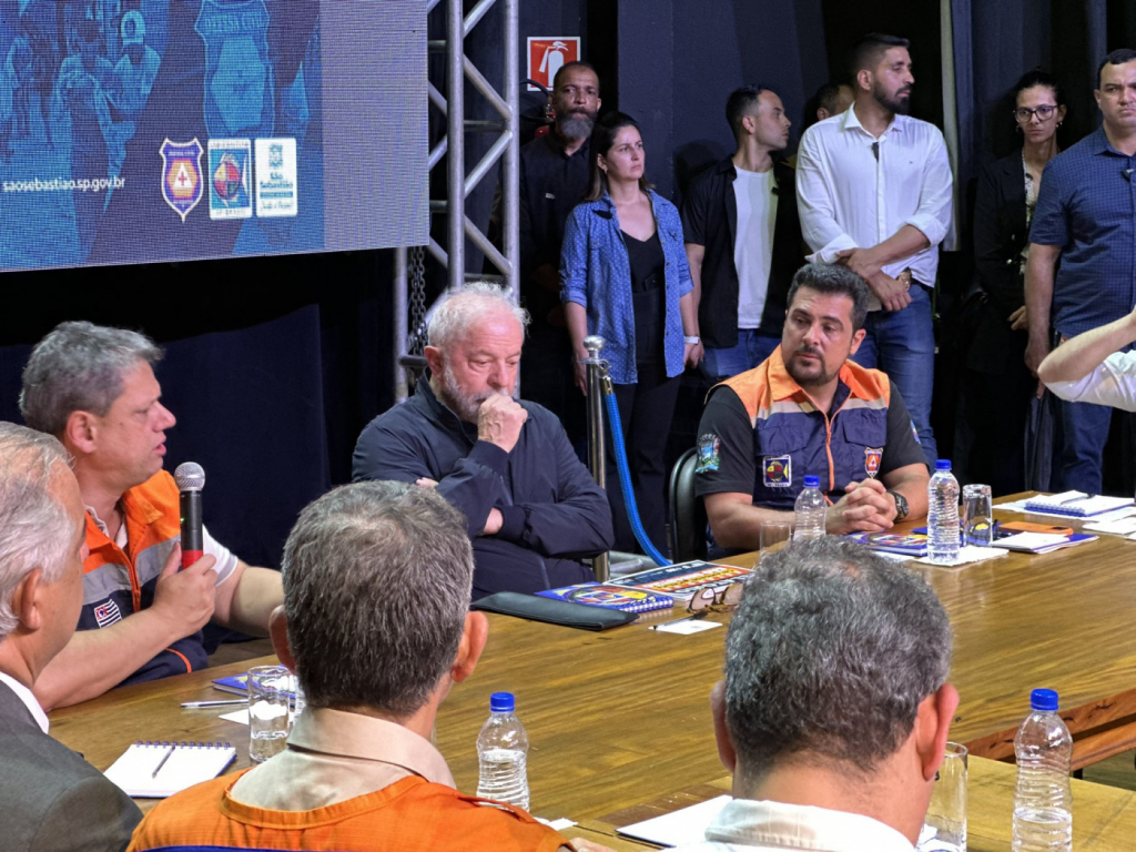 Lula anuncia ações para reconstrução de casas no litoral de SP; Tarcísio pede que motoristas evitem estradas