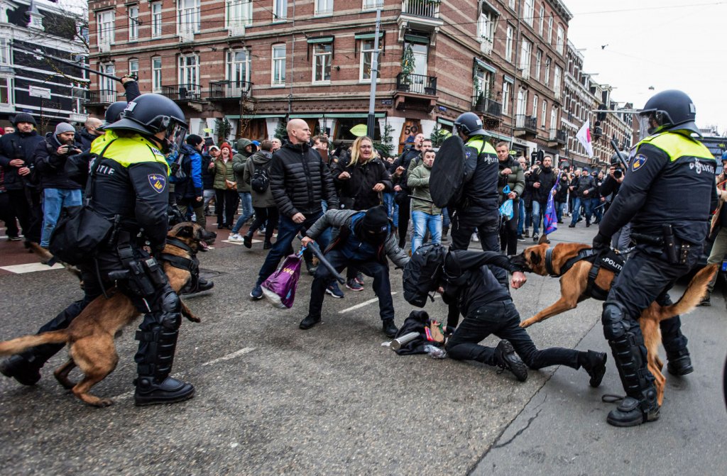 Polícia usa cachorros para atacar manifestantes contra passaporte sanitário na Holanda; veja vídeo