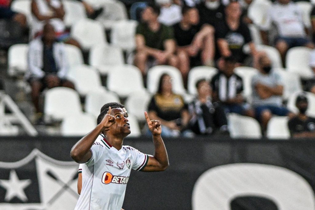 Fluminense vence Botafogo e se aproxima da final do Carioca