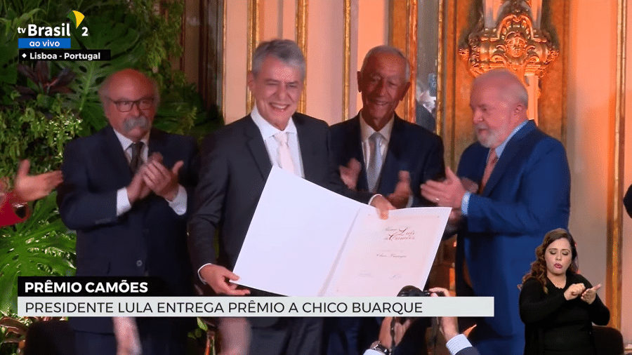 Lula entrega Prêmio Camões a Chico Buarque e diz que honraria é ‘resposta contra censura’