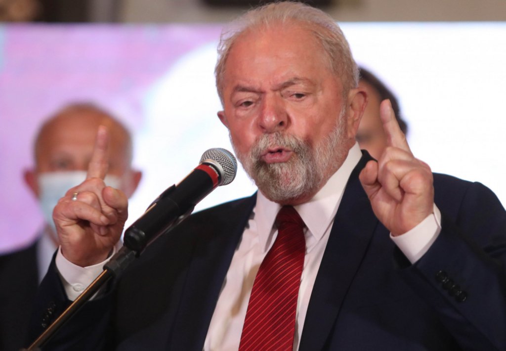 Lula volta a falar em regular mídia e afirma que disputar presidência com Bolsonaro ‘facilita a vida’