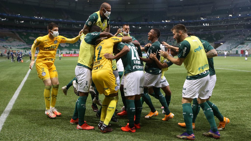 Palmeiras goleia o Corinthians e se aproxima da liderança