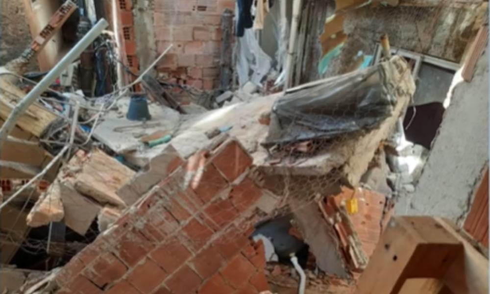 Desabamento de prédio deixa um morto na favela da Rocinha, no Rio de Janeiro