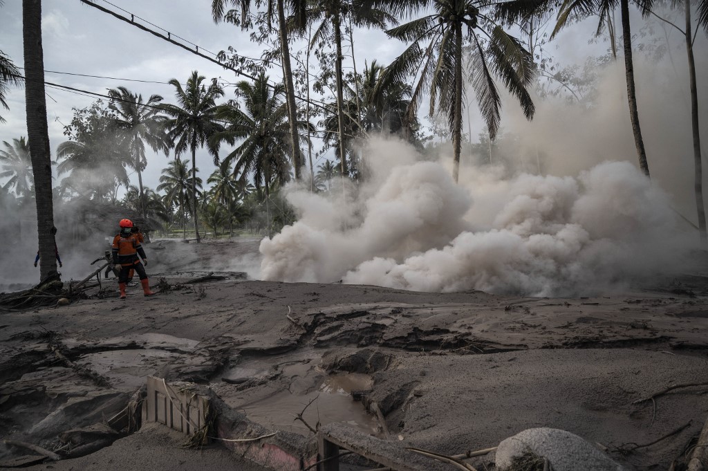 Erupção de vulcão na Indonésia deixa ao menos 14 mortos e 56 feridos