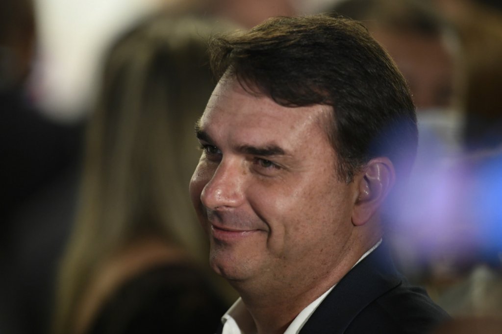 Flávio Bolsonaro defende o pai e manda indireta a ‘traidor’ em discurso durante filiação ao PL