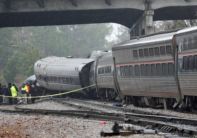Trem com 243 passageiros descarrilha nos EUA após atingir caminhão; veja vídeos