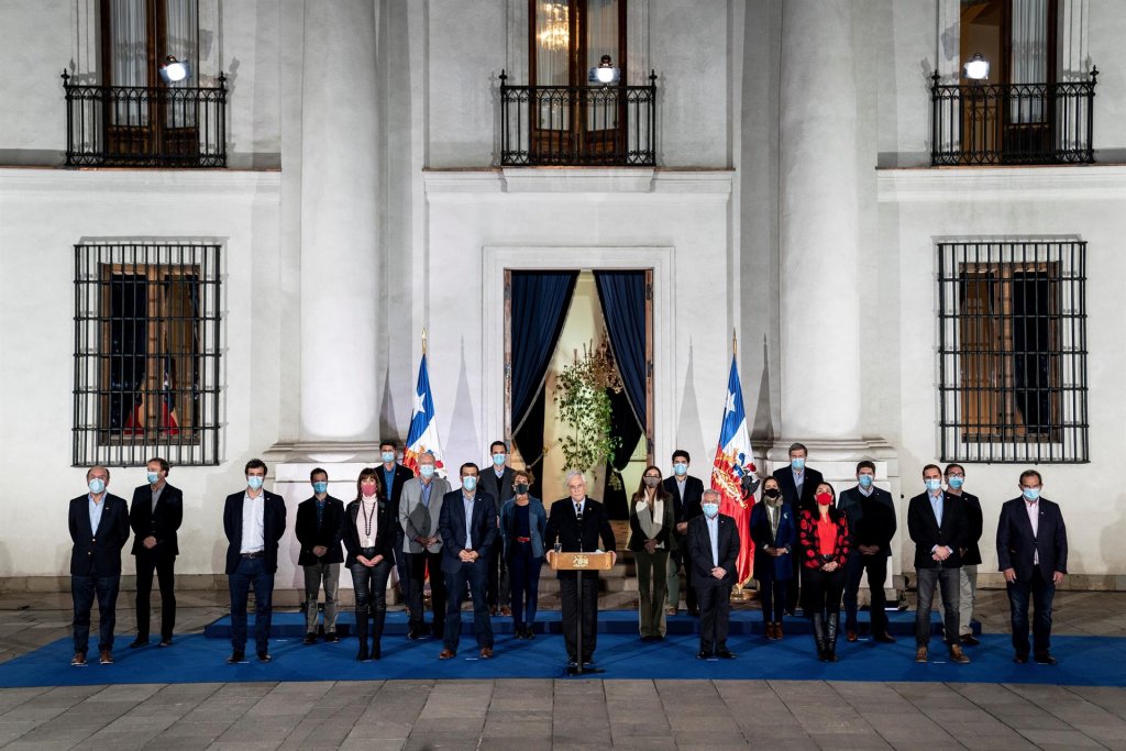 Chilenos elegem redatores da nova Constituição e impõem derrota ao governo