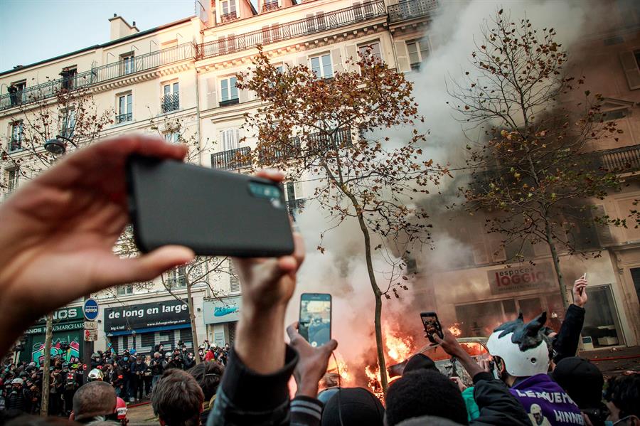 França vai reformular lei que limita divulgação de imagens de policiais