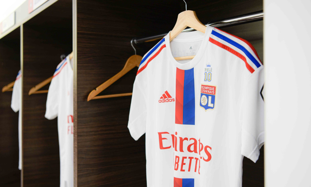 Lyon homenageia Pelé e estampa o nome do Rei do Futebol em uniforme; veja