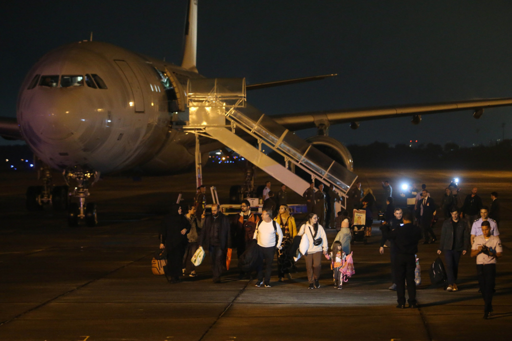 Avião da FAB chega ao Brasil com 17 sobreviventes que viviam na Turquia