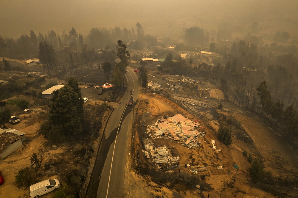 Chile entra em estado de catástrofe após incêndios florestais matarem ao menos 13 pessoas