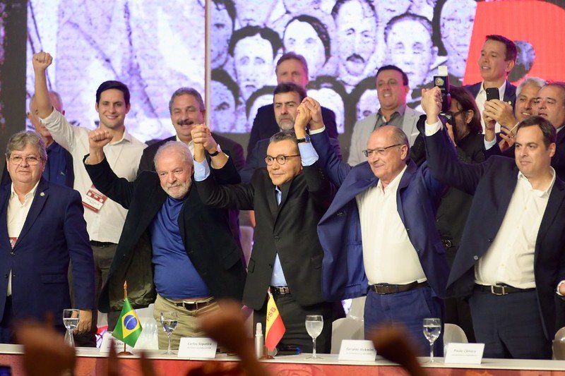 Lula e Alckmin aplaudem hino da Internacional Socialista em evento do PSB