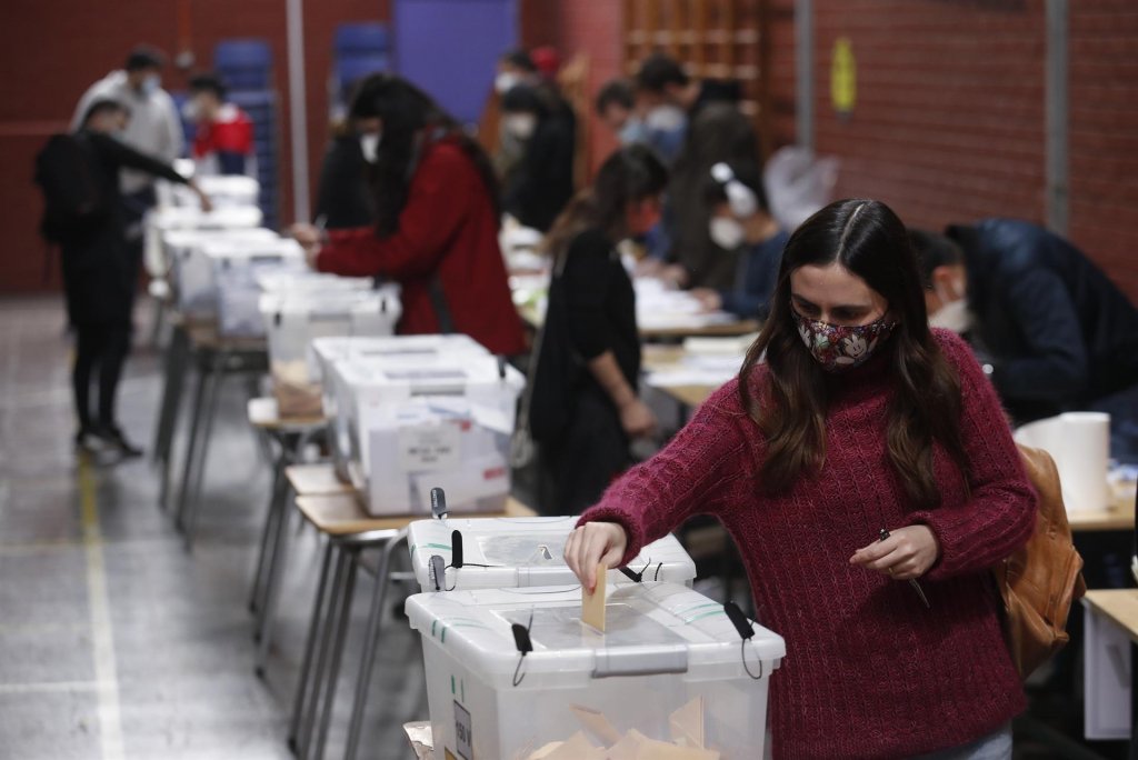 Chile inicia último dia de eleição histórica para mudar sua Constituição