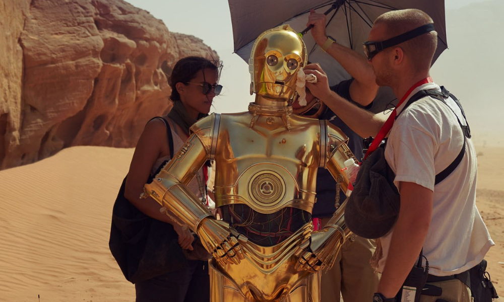 Ator de Star Wars planeja leiloar icônico capacete de C-3PO
