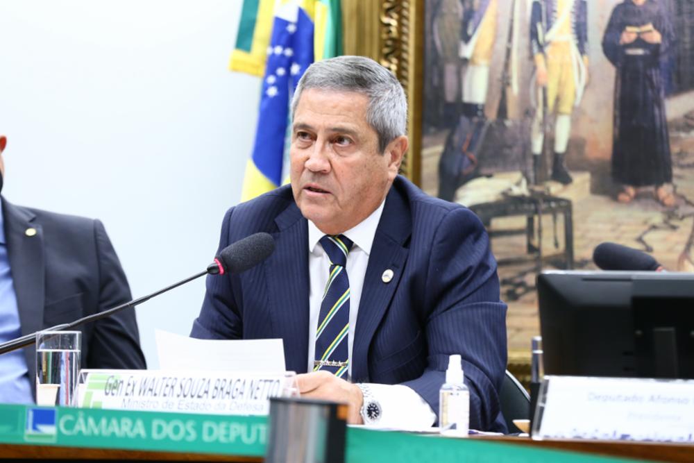 Na Câmara, Braga Netto nega pressão por voto impresso e ameaça a senadores