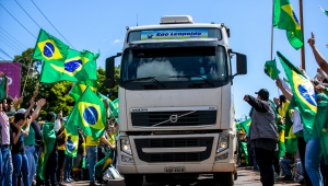 Com mais de 100 bloqueios em 17 Estados, Brasil registra dia movimentado de protestos