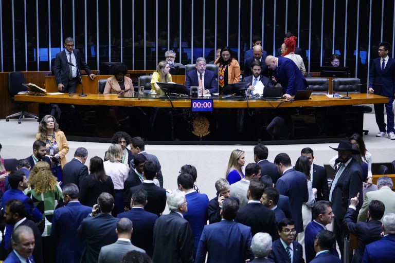 Câmara diz ao STF que ‘grande endividamento’ justifica anistia da dívida de partidos