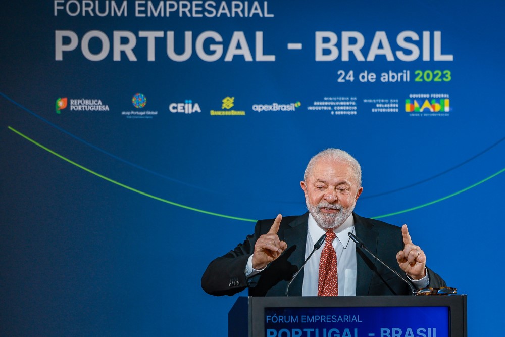 De volta ao Brasil, Lula irá sancionar reajuste de servidores