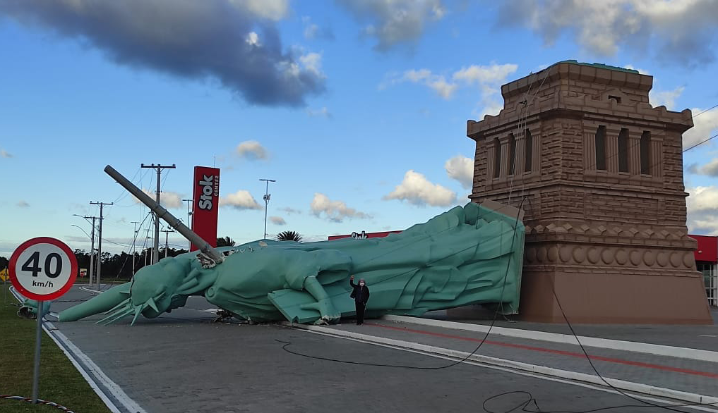 Estátua da Liberdade da Havan é derrubada pelo vento no Rio Grande do Sul