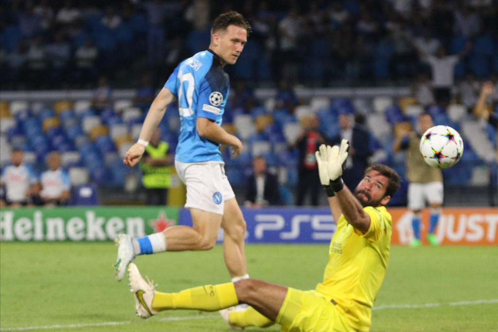 Liga dos Campeões: Napoli surpreende e atropela o Liverpool; Barcelona goleia com hat-trick de Lewandowski