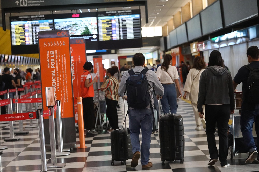 Deputado propõe projeto que proíbe uso de celulares no setor de bagagens em aeroportos