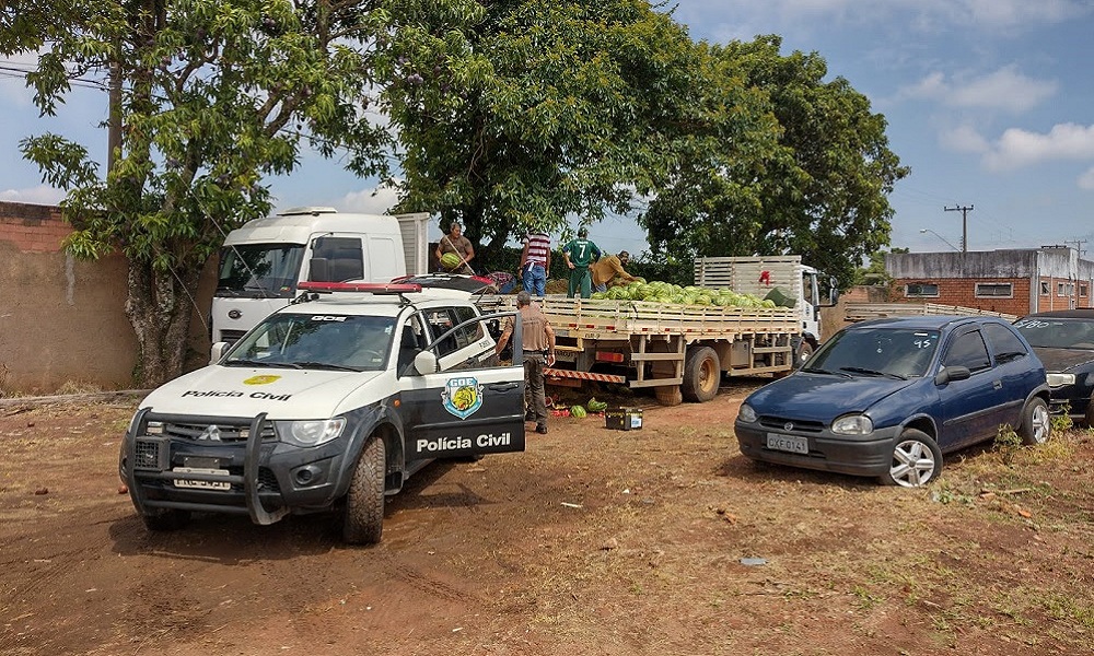 Polícia Civil doa 14 toneladas de melancia; frutas foram apreendidas em caminhão que levava maconha