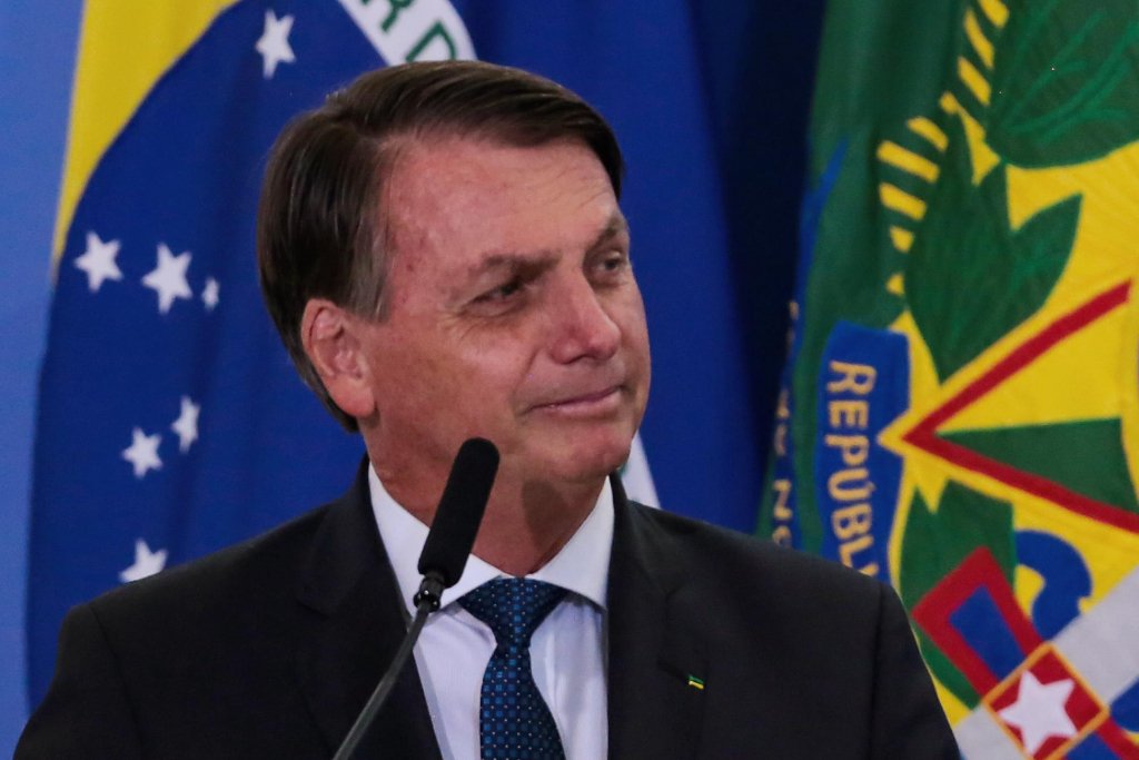 Bolsonaro diz que governo contratou 400 milhões de doses da vacina até janeiro de 2022