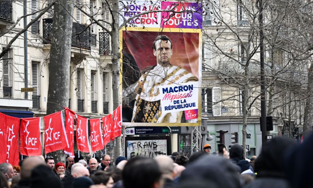 Tensão na França aumenta após recusa de Macron em se reunir com sindicatos para discutir reforma da previdência