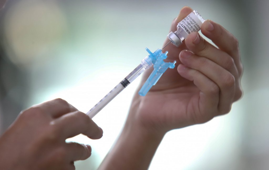 União Europeia atinge 70% da população adulta totalmente vacinada contra a Covid-19