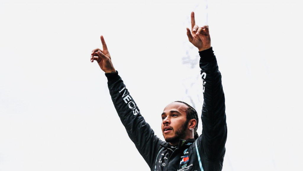 Hamilton larga em sexto, vence corrida e conquista 7º campeonato