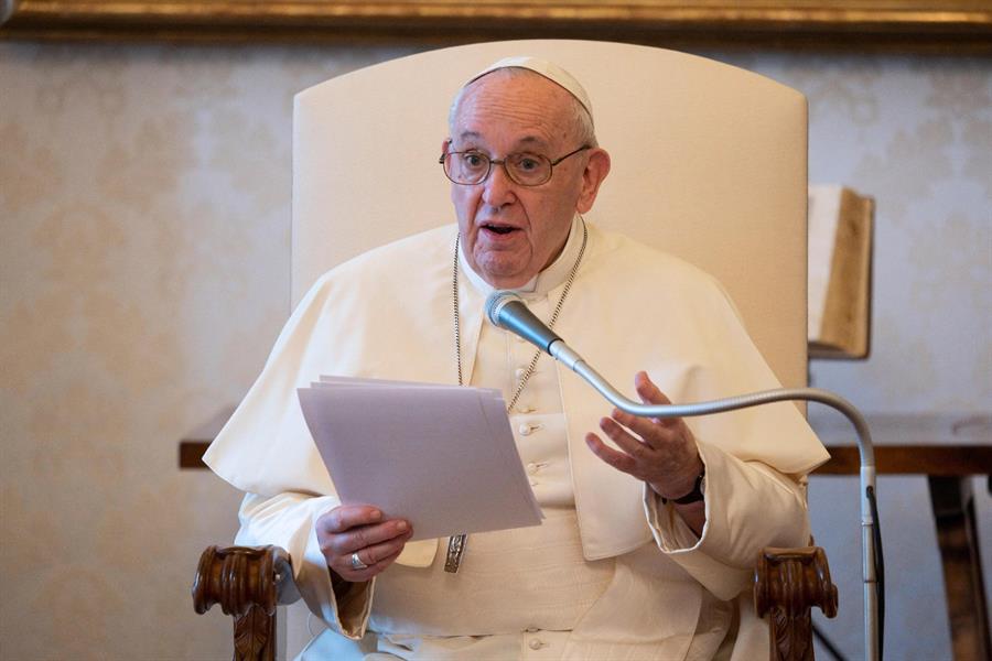 Em Lesbos, Papa Francisco faz apelo e diz que migração é um ‘problema mundial’