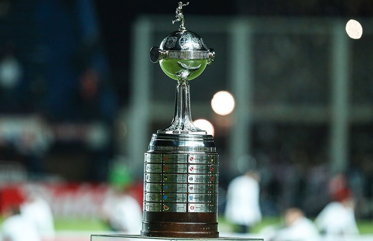 Conmebol avalia o que fazer com falta de espaço para colocar novas placas de campeões na taça da Libertadores
