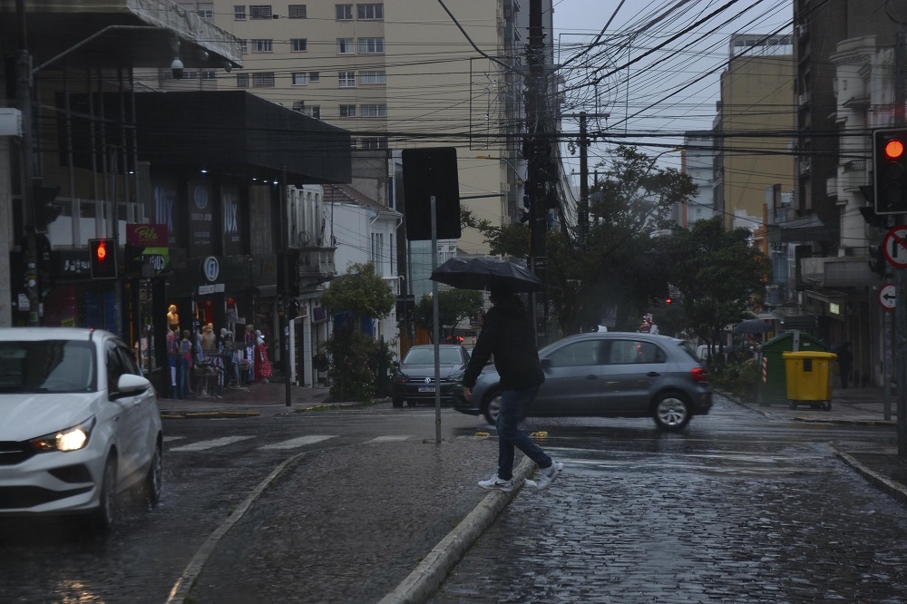 Porto Alegre e cidades vizinhas estão há mais de 35 horas sem energia devido ao forte temporal que atingiu a região 