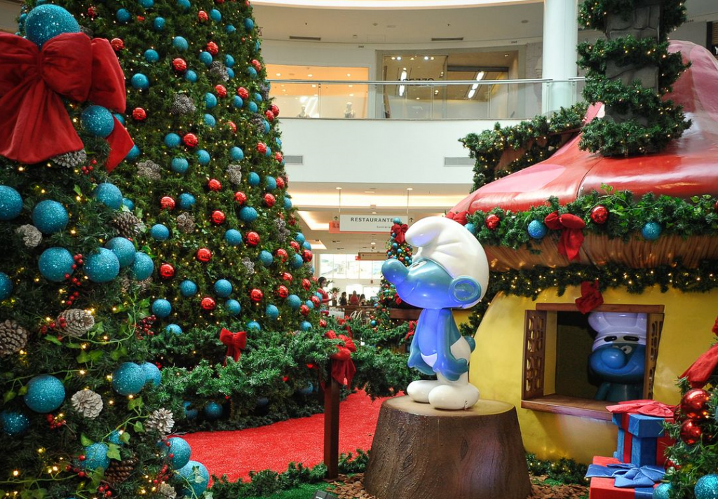 Sem Papai Noel por causa da pandemia, shoppings apostam em videochamadas, Smurfs e até coelhinhos