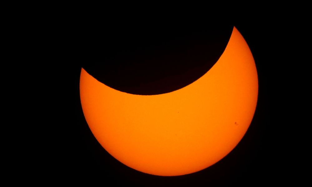 Confira em fotos como foi o último eclipse solar do ano