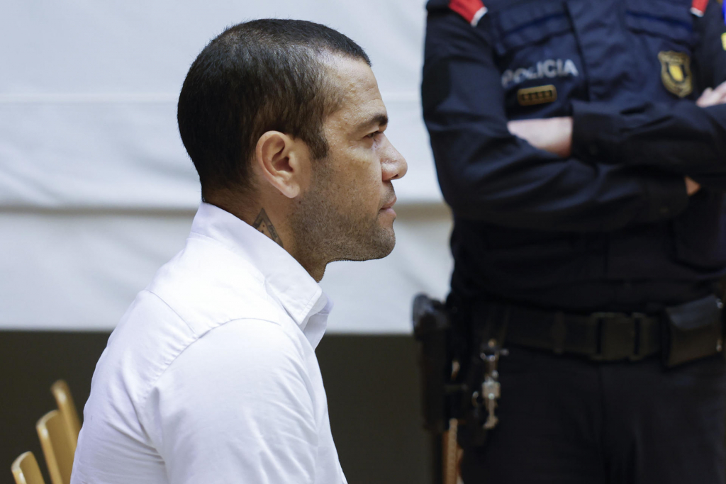 Ministério Público da Espanha recorre da condenação de Daniel Alves para endurecer pena 