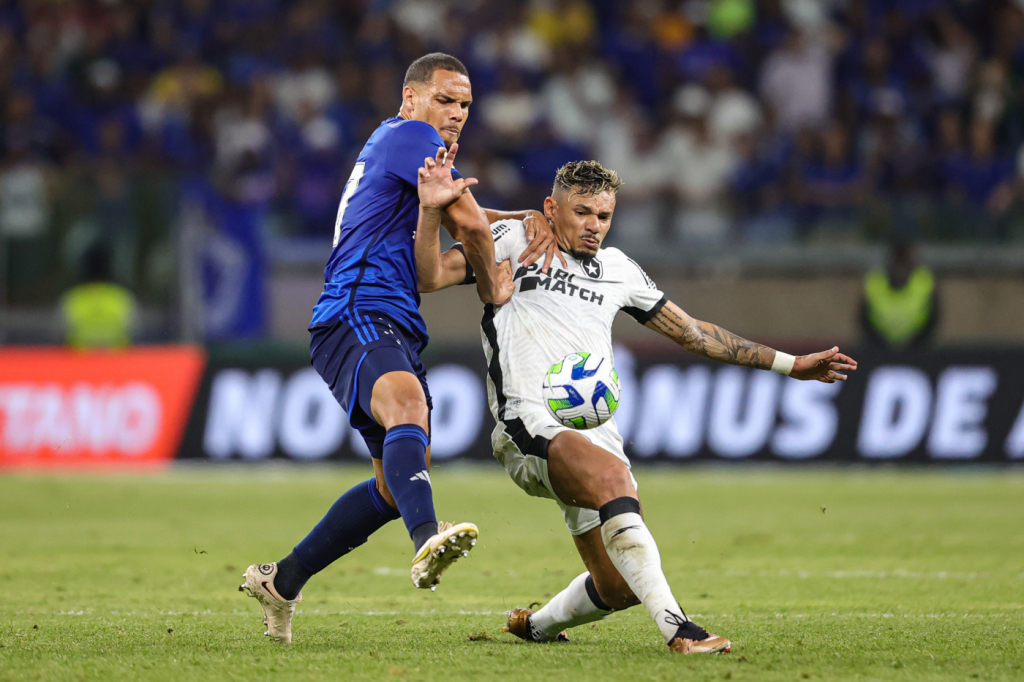 Tiquinho Soares sofre lesão no joelho contra o Cruzeiro e sai carregado de campo