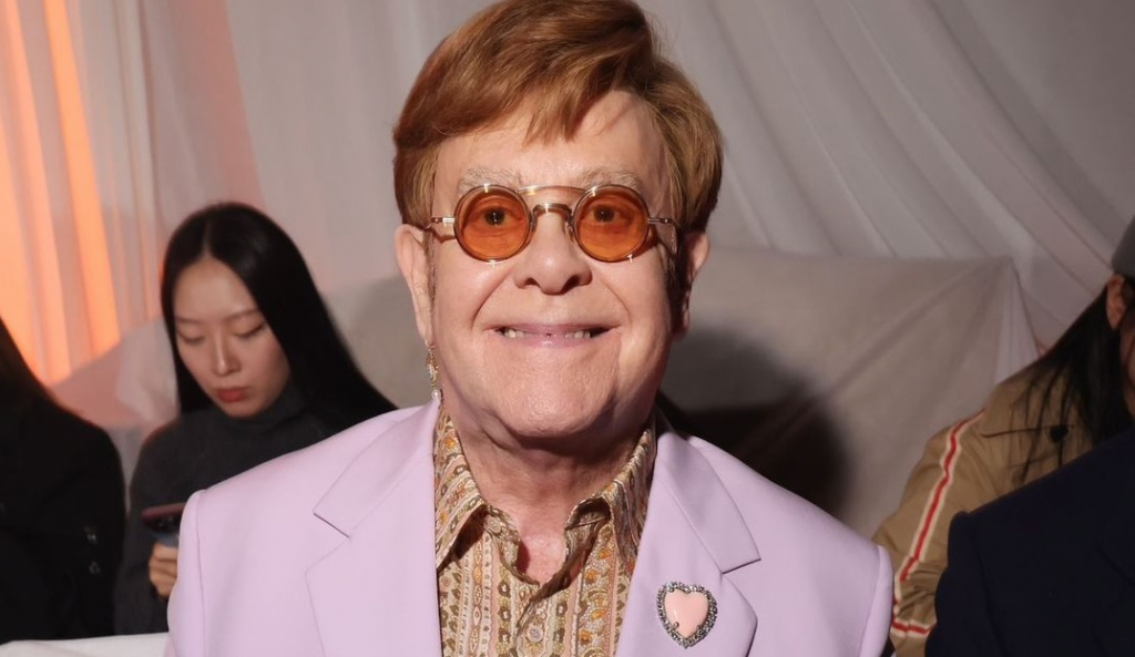 Elton John revela perda de visão e adia lançamento do próximo álbum 