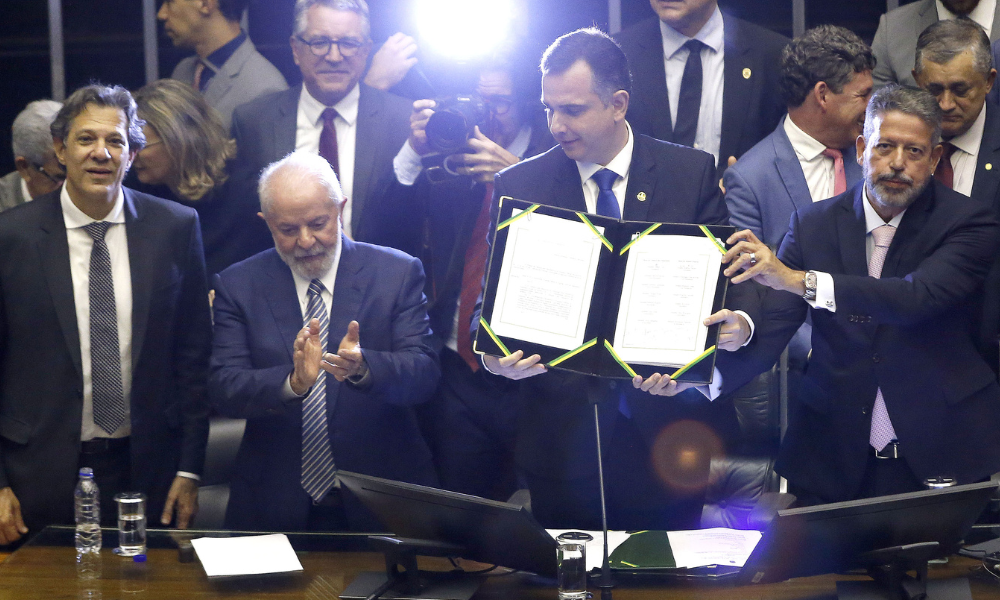 Lira e Pacheco dizem que promulgação da reforma tributária é ‘conquista do povo brasileiro’