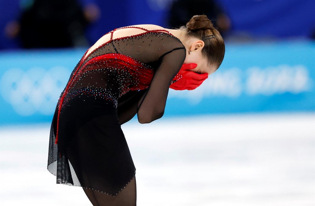 Pequim-2022: Pressionada após doping, Kamila Valieva sofre quedas e fica sem medalha