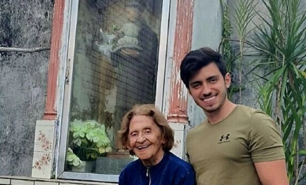 Atriz Laura Cardoso, de 95 anos, visita casa onde passou a infância em Santos e emociona fãs